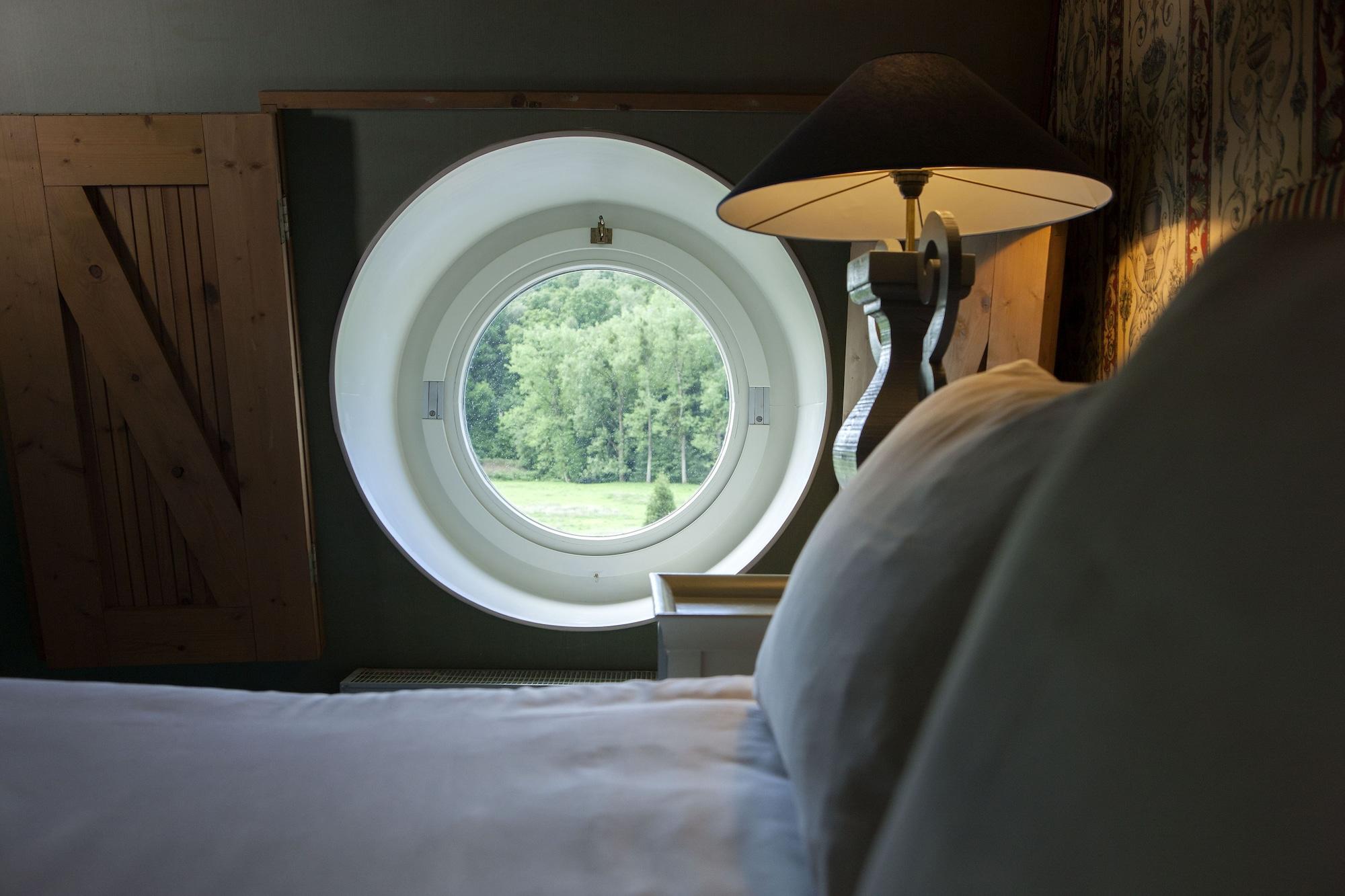 Château St. Gerlach Valkenburg aan de Geul Exterior foto A porthole window in a bedroom